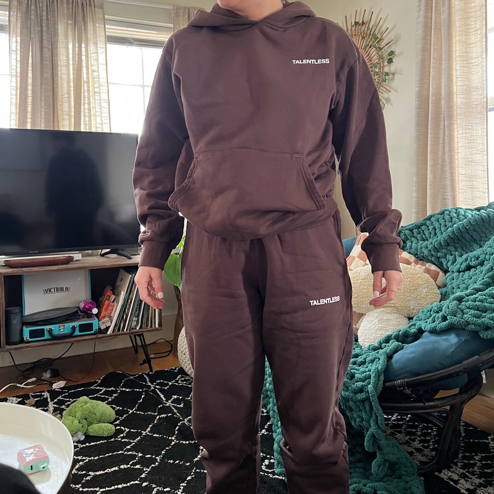 TALENTLESS SWEAT SET